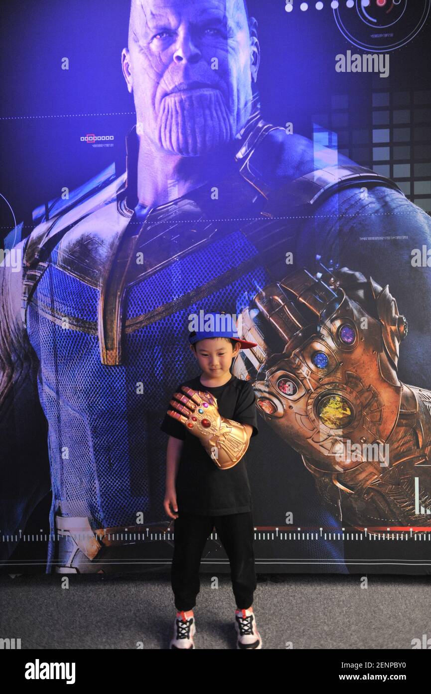 Ein Kind, das Thanos Handschuh trägt, fotografiert vor einem Thanos-Plakat  an der Marvel Avengers Station in Shenyang, nordöstlich der Provinz  Liaoning, 12. September 2019. (Foto von Tian Weitao - Imaginechina/Sipa USA  Stockfotografie -
