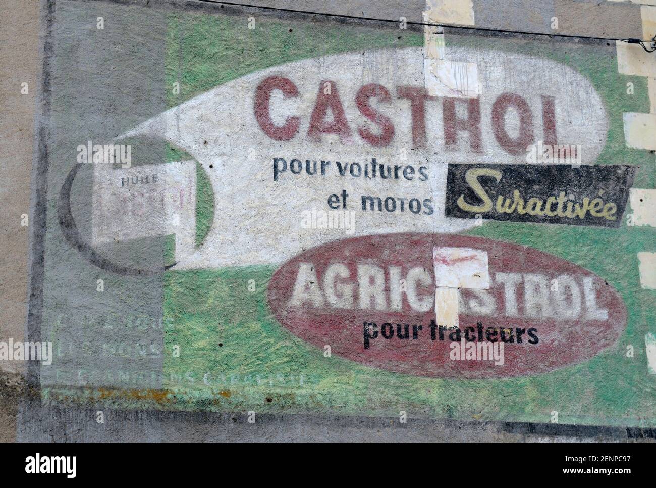 Altes Castrol-Schild an einer Wand gemalt, Nevers, Nièvre, Burgund, Frankreich Stockfoto