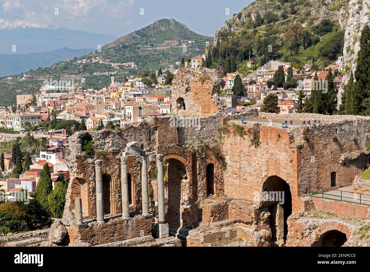 Italien, Sizilien, Taormina, das griechische Theater, mit der Stadt Taormina und dem Ätna im Hintergrund. Stockfoto