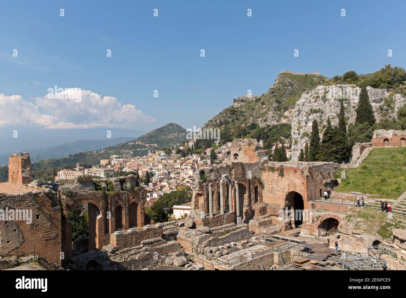 Italien, Sizilien, Taormina, das griechische Theater, mit der Stadt Taormina und dem Ätna im Hintergrund. Stockfoto
