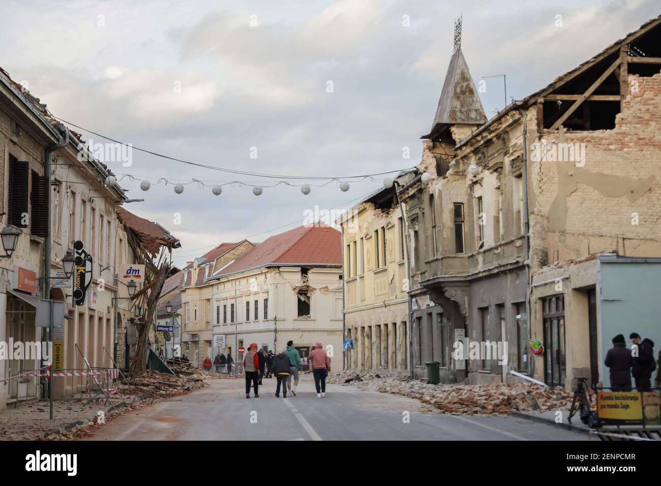 Ein katastrophales Erdbeben von 6,3 traf Petrinja und war in den meisten Ländern zu spüren. Bisher starben 7 Menschen beim Erdbeben. Auf dem Foto: Distro Stockfoto