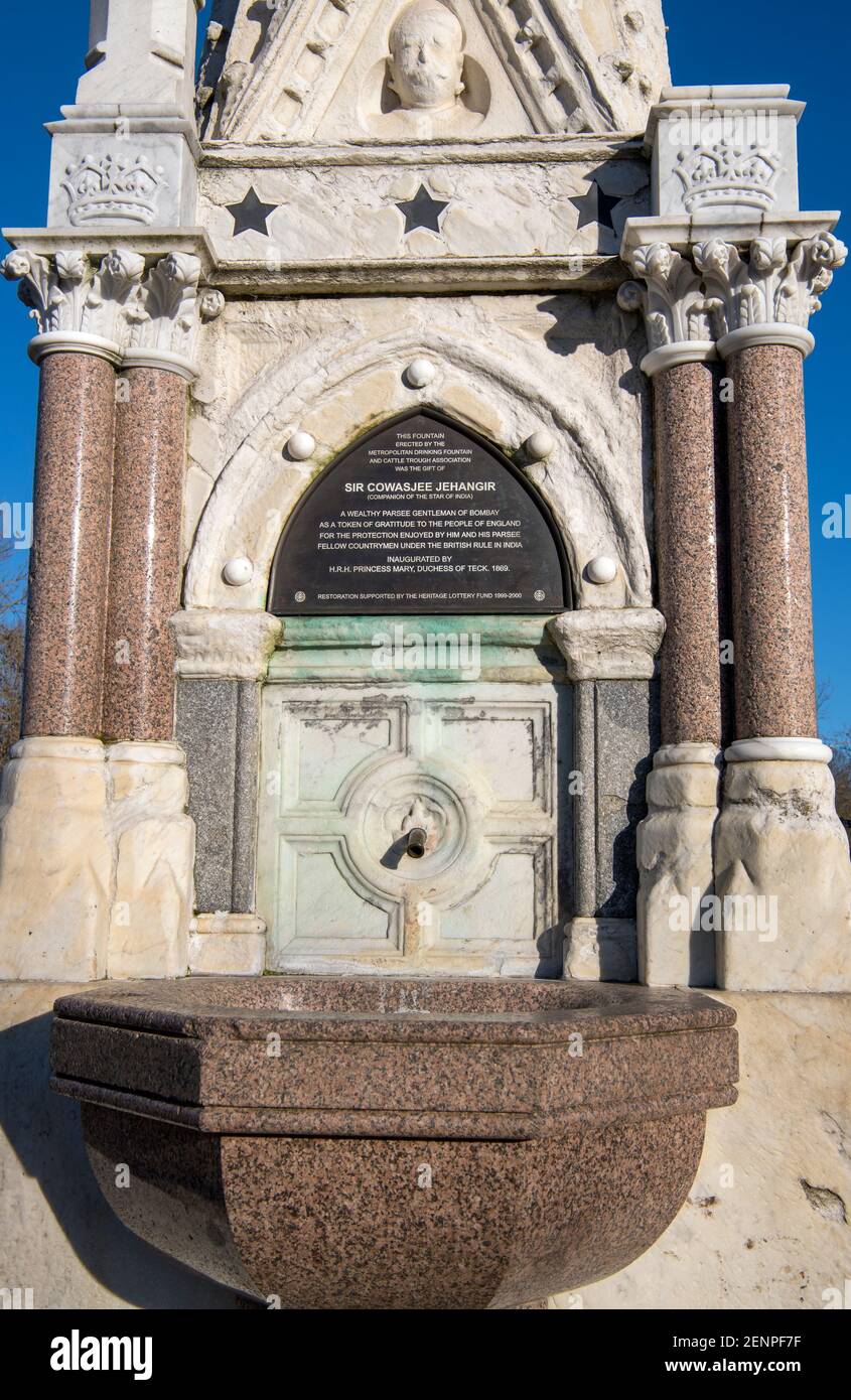 Plaque viktorianischen Trinkbrunnen und Viehtrinne erziert 1869 Regenten Park London England Stockfoto