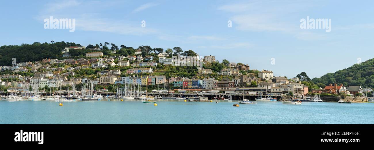 Panoramablick auf Häuser und Boote in Kingswear, South Hams, South Devon, Großbritannien. Stockfoto