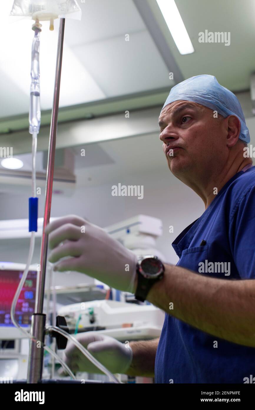 Ärzte und Chirurgen führen Operation durch. Stockfoto Ärzte und Chirurgen führen Operation durch. Stockfoto