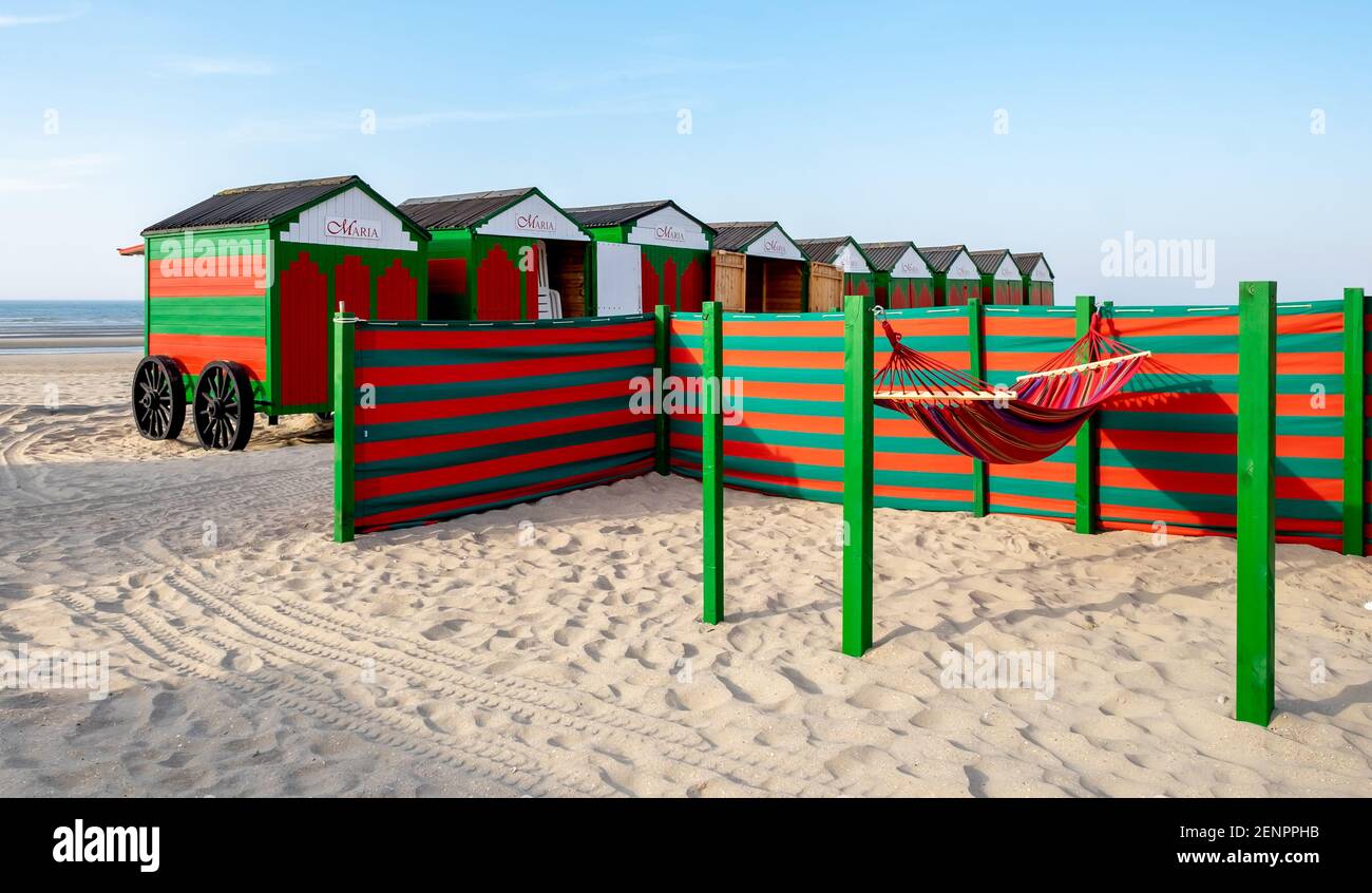 Vintage grüne und rote Hängematte, Windjacke und Strandhütten Stockfoto
