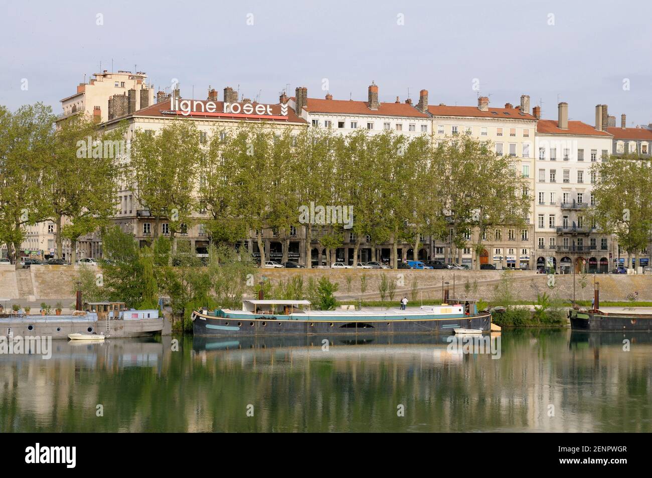 Blick über die Rhone bis zur Ligne Roset mit Lastkähnen Im Vordergrund Stockfoto