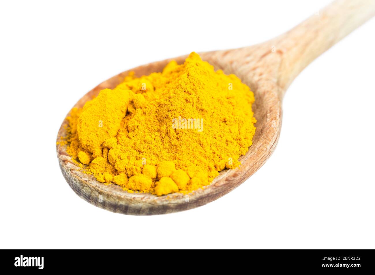 Holzlöffel mit gelbem Currypulver Stockfoto