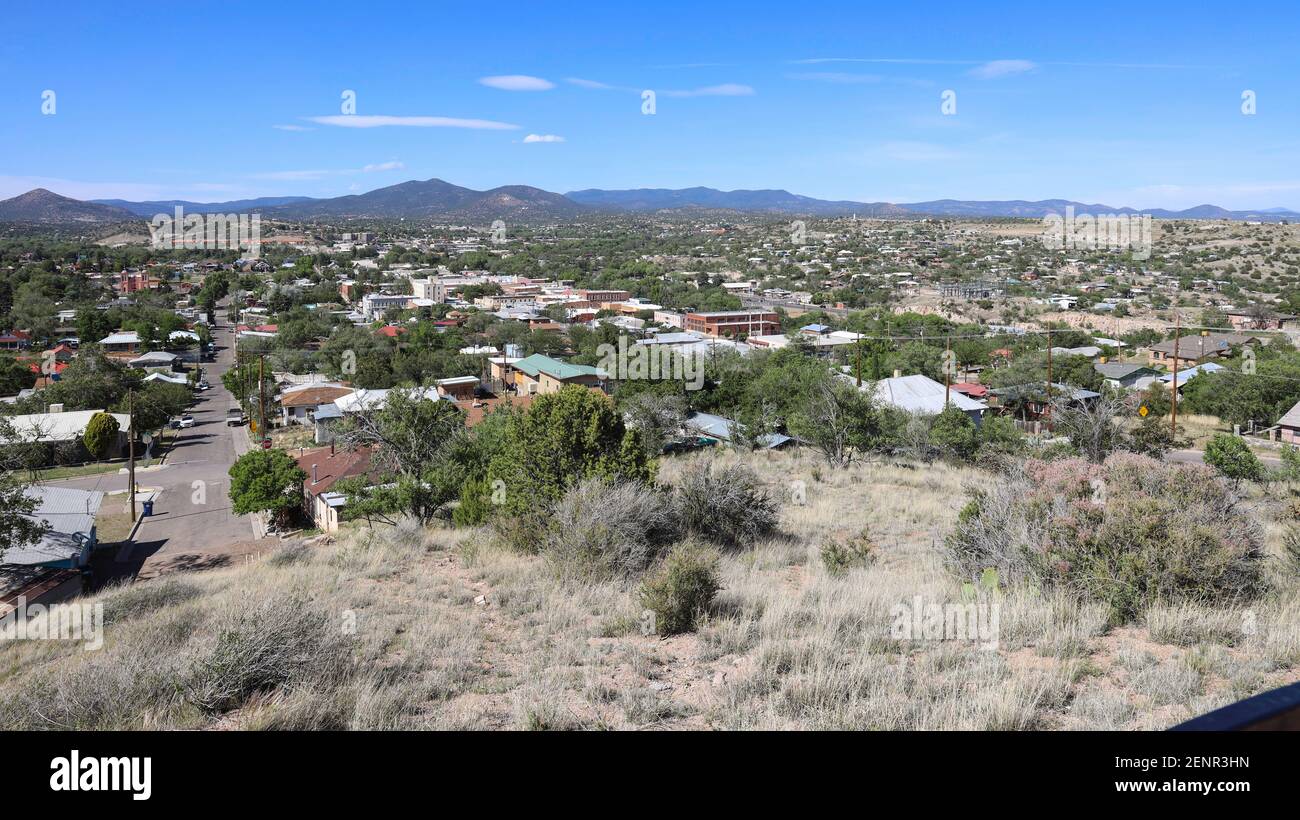 Blick vom Hügel La Capilla (die kleine Kapelle) in Silver City mit dem Gila National Forest und dem Silver City Mountain Range in der Ferne. Stockfoto
