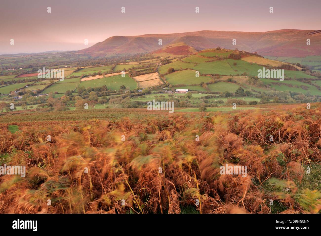 Eine lange Exposition der Black Mountains, aufgenommen von der Seite von Mynydd Troed, Brecon Beacons, Wales. Stockfoto