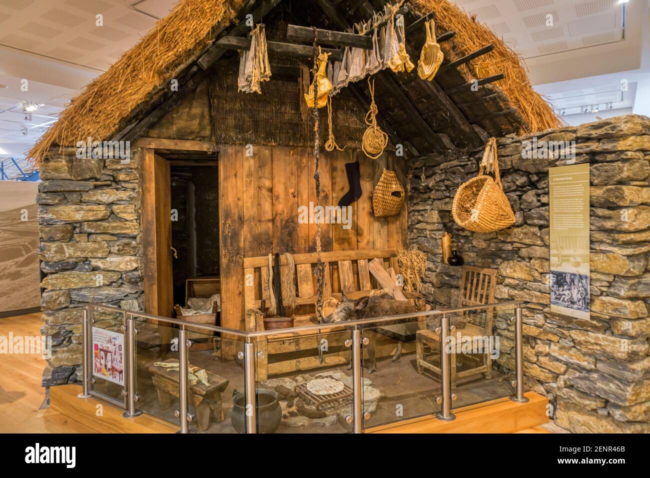 Rekonstruiertes Shetland-Haus im Shetland Museum & Archives in Lerwick. Stockfoto