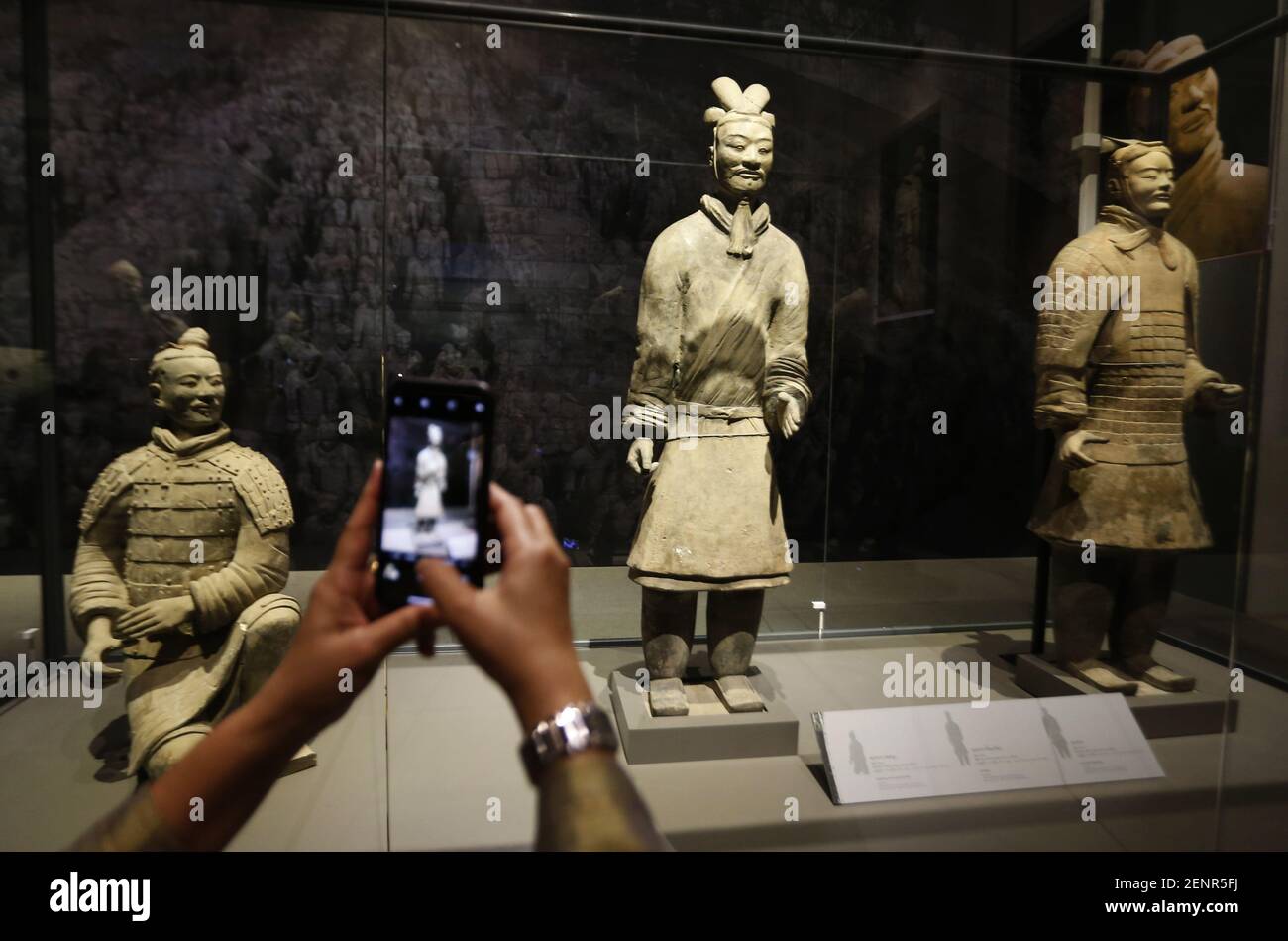 Ein Besucher fotografiert mit seinem Handy die Ausstellung von Qin Shi