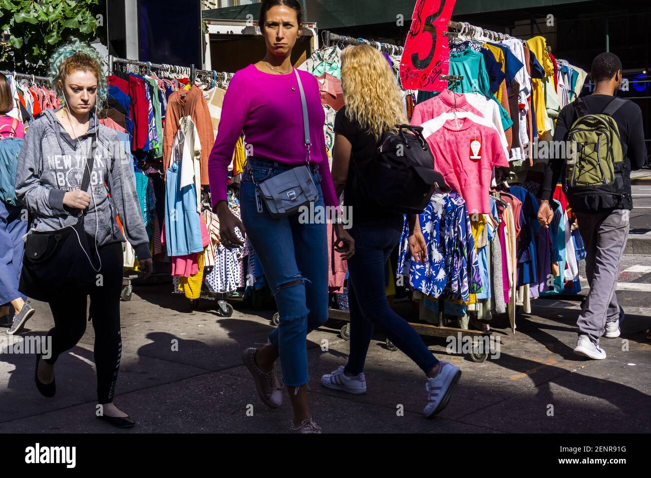 Am Freitag, den 13. September 2019, laufen die Menschen an einem Straßenhändler vorbei, der chinesische und andere asiatische Kleidungsstücke verkauft. (Foto von Richard B. Levine) Stockfoto