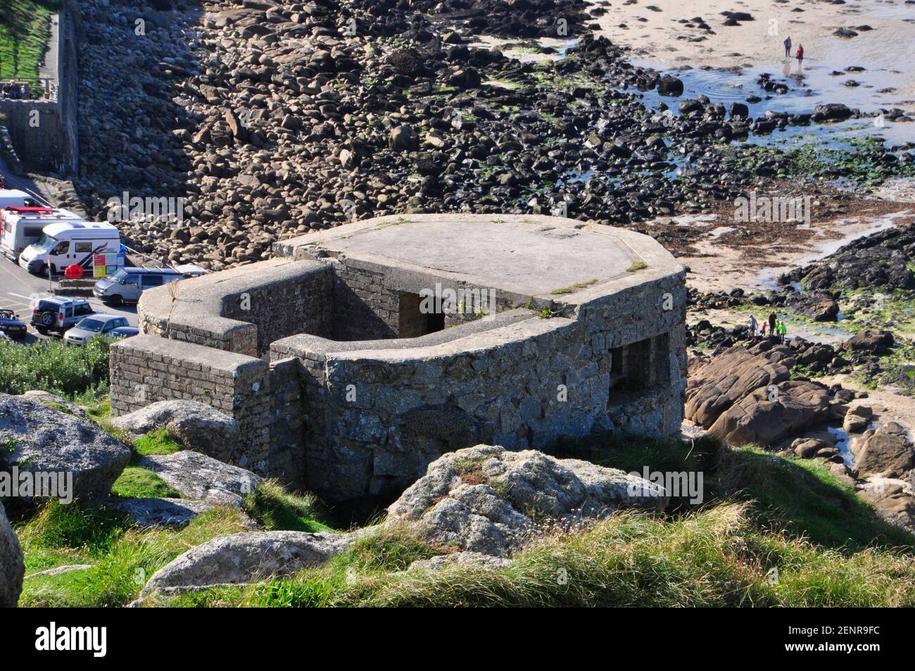 Ein Beton und Granit WW2 Pille Box mit Blick auf den Strand in Sennen Bucht, als Teil der Küstenverteidigung während des Krieges gebaut.Sennen, West Penwith, Co Stockfoto