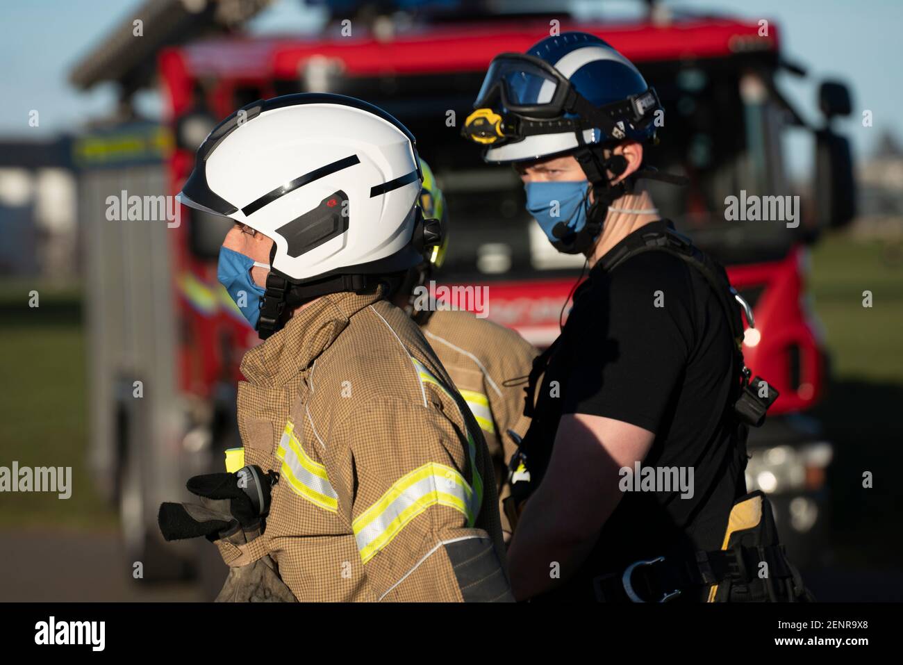Edinburgh, Schottland, Großbritannien. Februar 2021, 26. Notdienste riefen nach Holyrood Park nach Berichten von w unter in Schwierigkeiten auf Salisbury Crags. Edinburgh. Iain Masterton/Alamy Live News Stockfoto