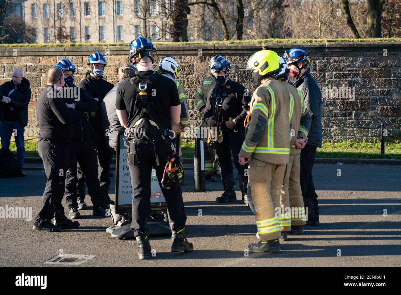 Edinburgh, Schottland, Großbritannien. Februar 2021, 26. Notdienste riefen nach Holyrood Park nach Berichten von w unter in Schwierigkeiten auf Salisbury Crags. Edinburgh. Iain Masterton/Alamy Live News Stockfoto