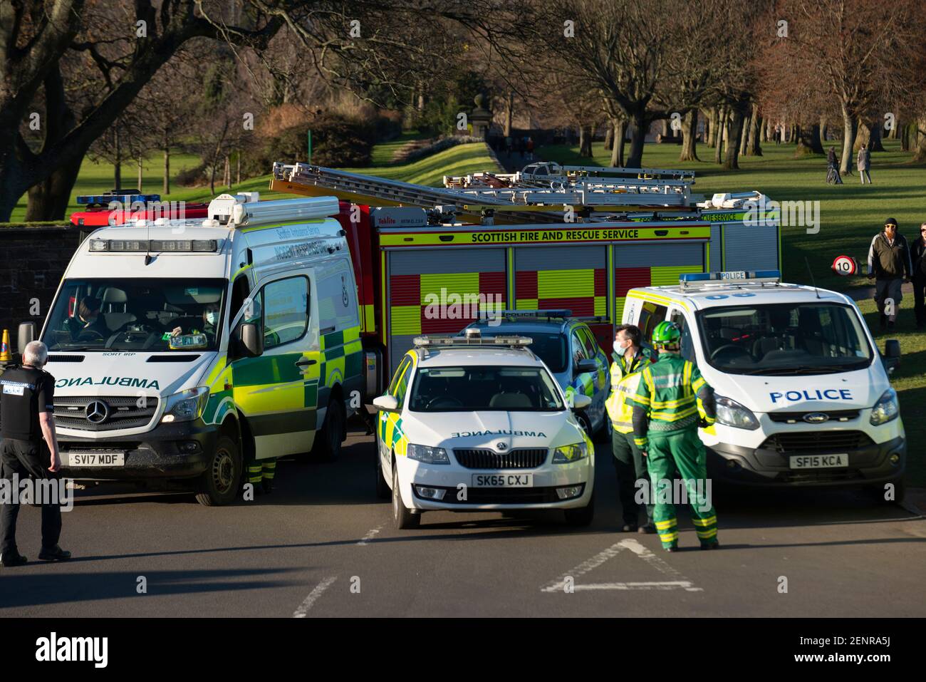Edinburgh, Schottland, Großbritannien. Februar 2021, 26. Notdienste riefen nach Holyrood Park nach Berichten von w unter in Schwierigkeiten auf Salisbury Crags. Edinburgh. Iain Masterton/Alamy Live News Stockfoto