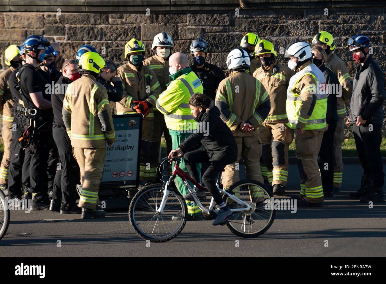 Edinburgh, Schottland, Großbritannien. Februar 2021, 26. Notdienste riefen nach Holyrood Park nach Berichten von w unter in Schwierigkeiten auf Salisbury Crags. Edinburgh. Iain Masterton/Alamy Live News Stockfoto