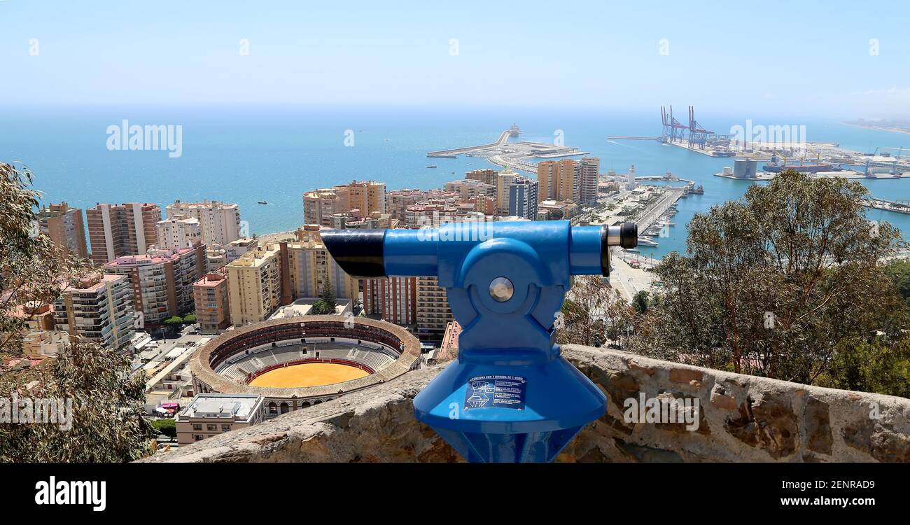 Fernrohr-Betrachter mit Blick auf die Malaga mit der Plaza de Toros (Stierkampfarena) aus der Vogelperspektive, Spanien Stockfoto