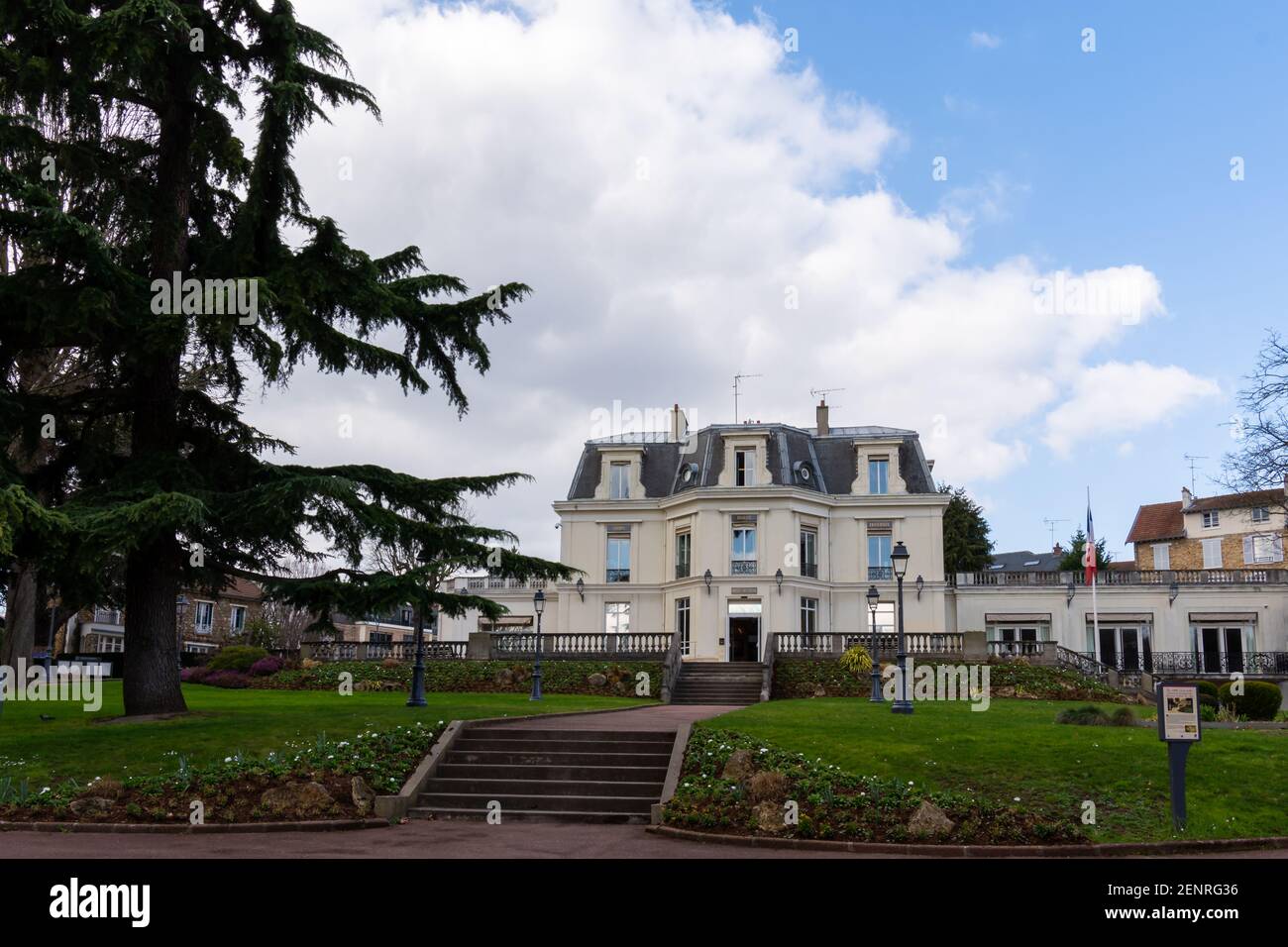 Chaville, Frankreich - 26. februar 2021: Außenansicht des Rathauses von Chaville, Frankreich Stockfoto