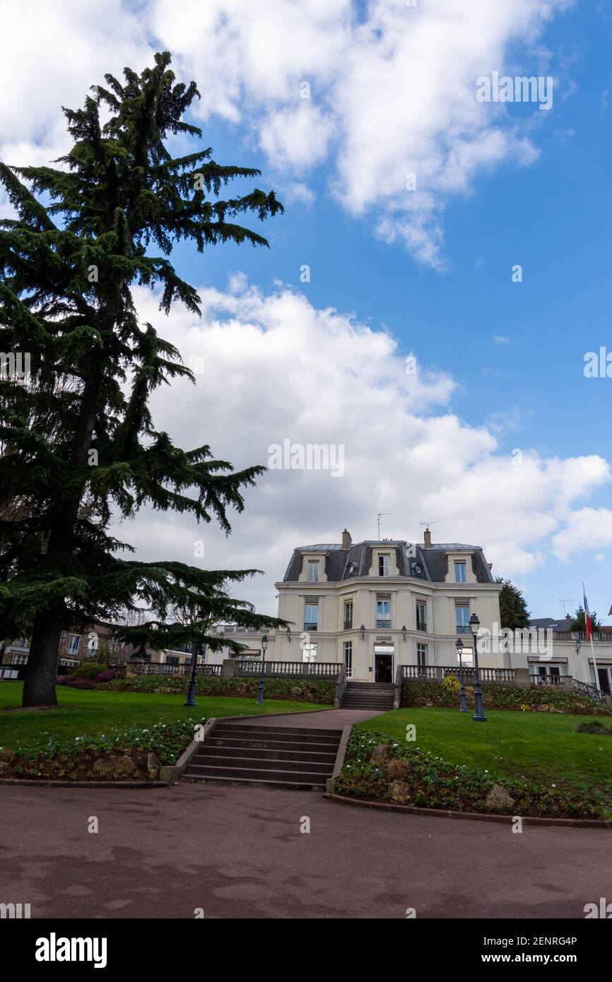 Chaville, Frankreich - 26. februar 2021: Außenansicht des Rathauses von Chaville, Frankreich Stockfoto