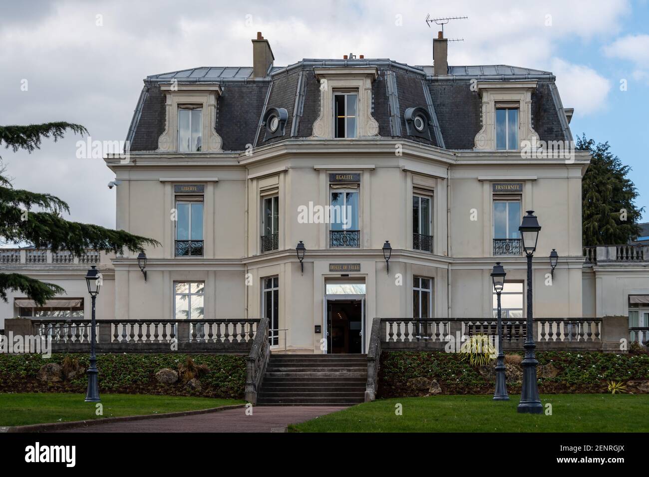 Chaville, Frankreich - 26. februar 2021: Außenansicht des Rathauses von Chaville, Frankreich Stockfoto