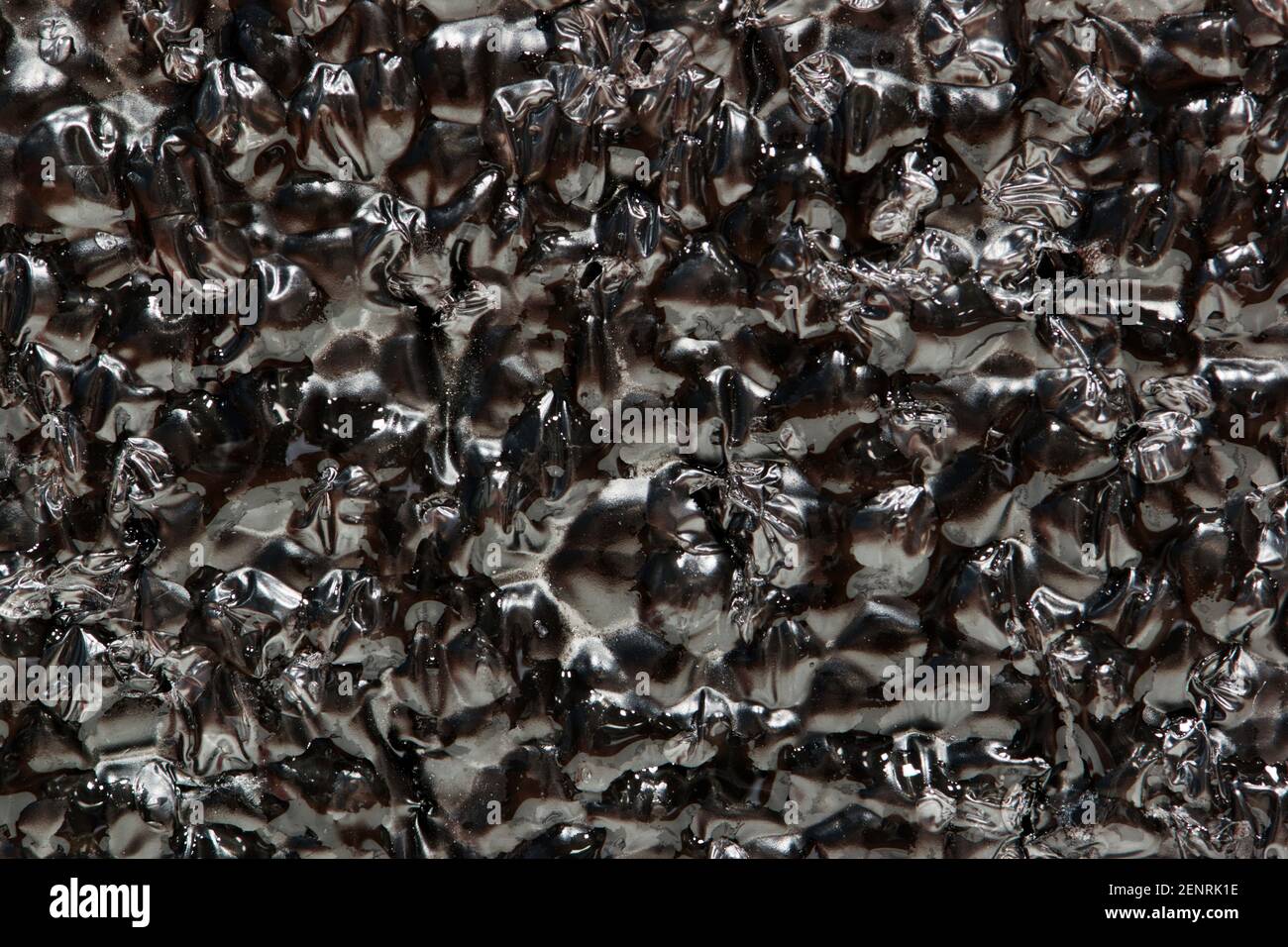 Schwarzer geschäumter Polyethylenschaum-Probenhintergrund. EPE Perlen Verpackungsmaterial mit Makro-Details, Texturen und einer einfarbigen Farbe. Stockfoto