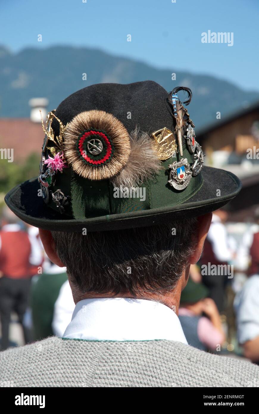 Mann mit Alpenhut, geschmückt mit Hutabzeichen und Gamsbart, Inneres Salzkammergut, Österreich Stockfoto