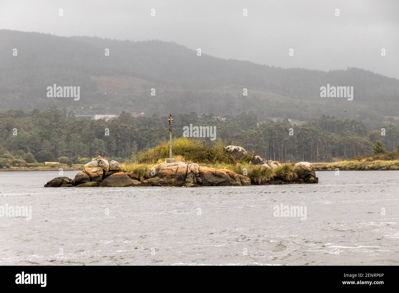 Catoira, Spanien. Die Illa do Rato in Torres de Oeste (Westtürme), ein ummauerter Komplex von Burgruinen in Galicien, umgeben von Sümpfen Stockfoto
