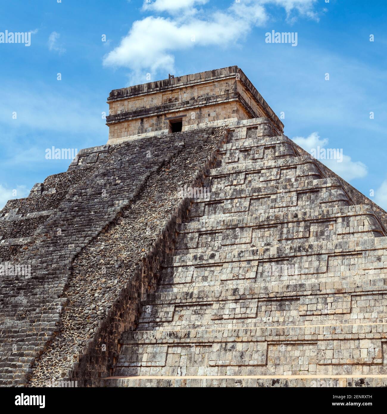 Quadratische Nahaufnahme der Kukulkan maya Pyramide, Chichen Itza, Yucatan, Mexiko. Stockfoto