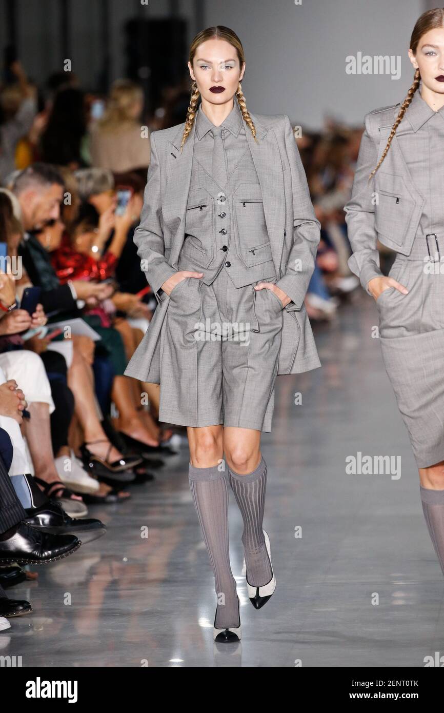 Model Candice Swanepoel Walking on the Runway Max Mara Fashion Show während  der Milan Fashion Week