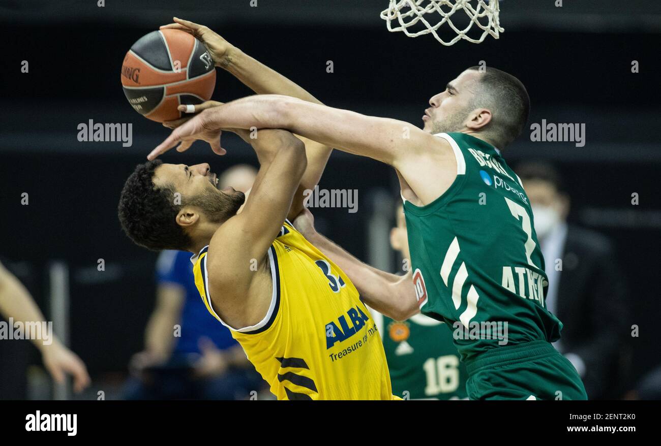 Berlin, Deutschland. Februar 2021, 26th. Basketball: Euroleague, Alba Berlin - Panathinaikos Athen, Main Round, Matchday 26, Mercedes-Benz Arena. Albas Johannes Thiemann (l) kämpft mit Eleftherios Bochoridis von Panathinaikos Athen um den Ball. Quelle: Andreas Gora/dpa/Alamy Live News Stockfoto