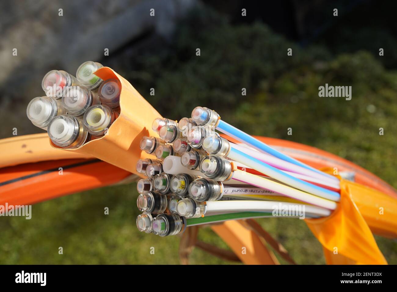High-Speed-Glasfaser-Internet-Kabel-Netzwerk-Verbindung online breit Digitale Infrastruktur für Telekommunikation mit Bandbandbreite Stockfoto