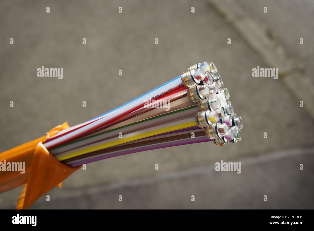 High-Speed-Glasfaser-Internet-Kabel-Netzwerk-Verbindung online breit Digitale Infrastruktur für Telekommunikation mit Bandbandbreite Stockfoto