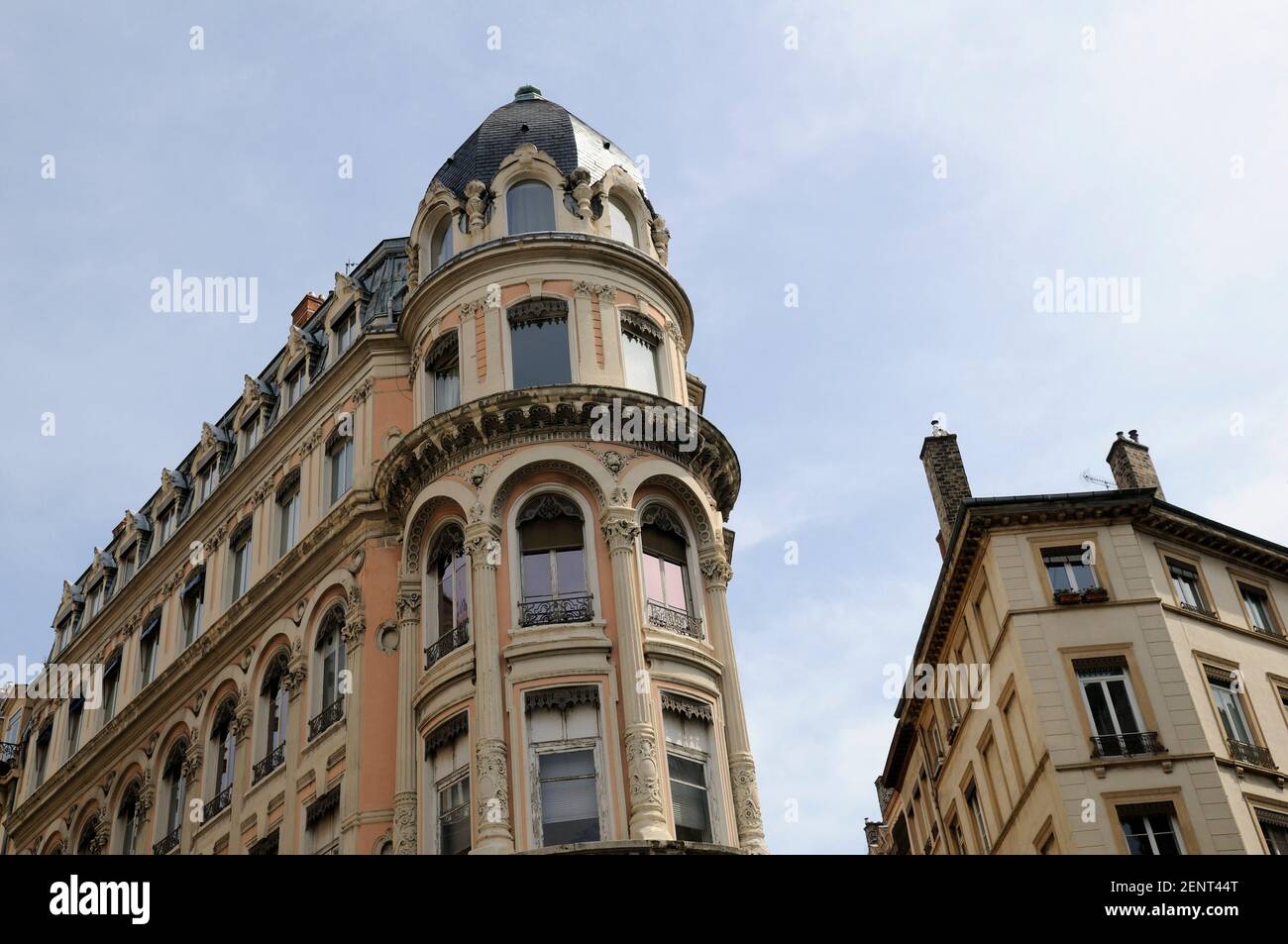 Apartments mit Blick auf den Place des Jacobins Stockfoto