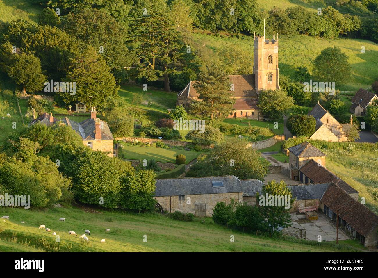 Blick auf das malerische, unberührte Dorf Corton Denham in Somerset, Großbritannien. Stockfoto