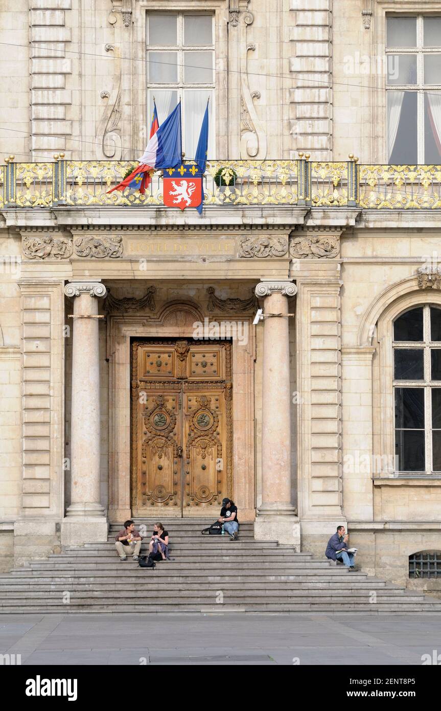 Leute, die auf den Stufen des Hotels de Ville sitzen Stockfoto