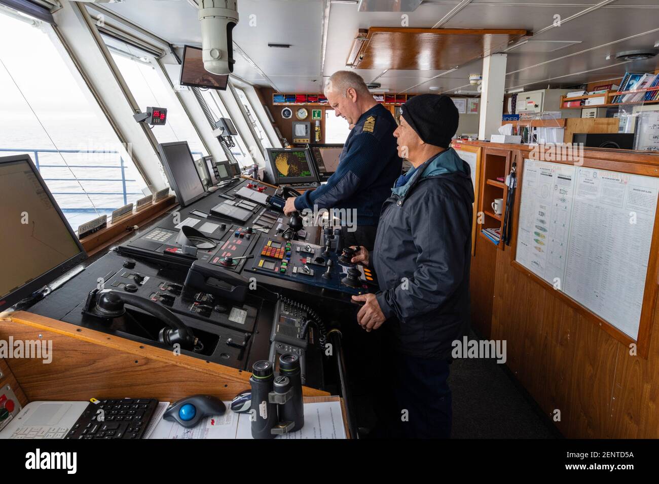 Die Brücke des Ocean Adventurer Kreuzfahrtschiffes während der Saling entlang der Polar Ice Cap im Norden von Spitzbergen, Norwegen. Stockfoto