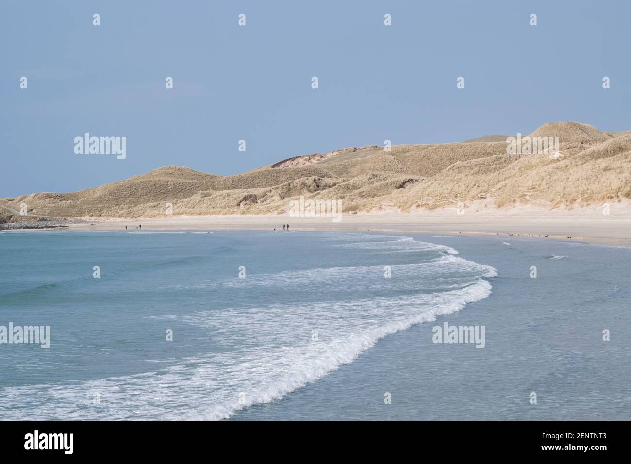 Klares blaues Wasser, das an den Ufern des Nordens lappt Küste Schottlands Stockfoto