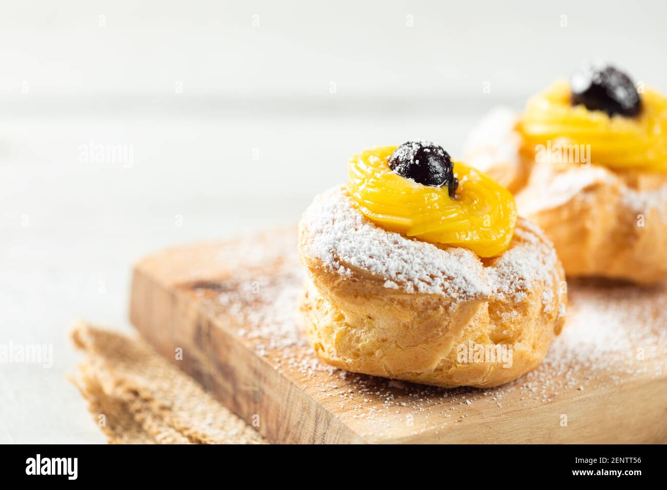 Hausgemachter Zeppole von Saint Joseph auf rustikalem Brett Stockfoto