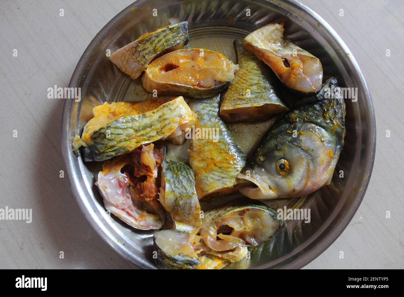 Fisch in Stücke geschnitten Fisch Steak Schneiden Stockfoto