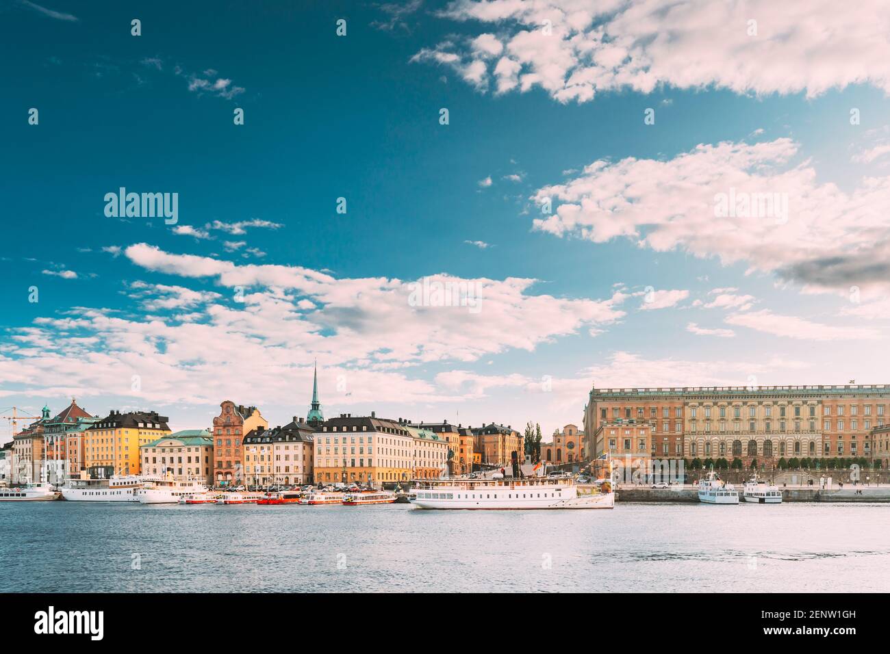 Stockholm, Schweden. Touristische Boot Schwimmt In Der Nähe Des Berühmten Uferdamm In Der Altstadt Gamla Stan Im Sommer Abend. Berühmte Beliebte Destination Scenic Place Stockfoto
