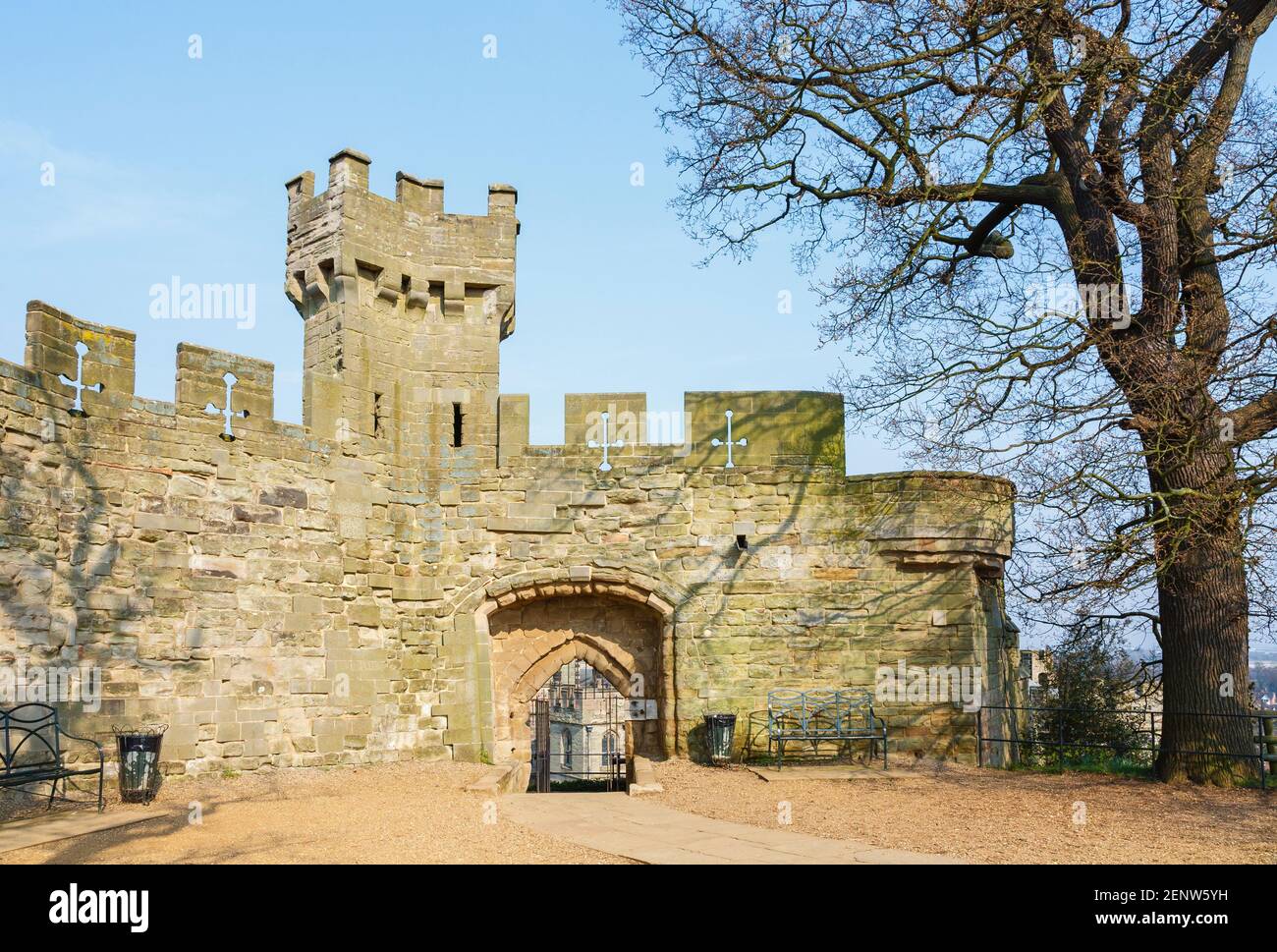 Ein Teil der Mauern und Zinnen auf Castle Mound in Warwick Castle, eine Festung aus dem 12th. Jahrhundert und eine mittelalterliche Burg und beliebte Touristenattraktion Stockfoto