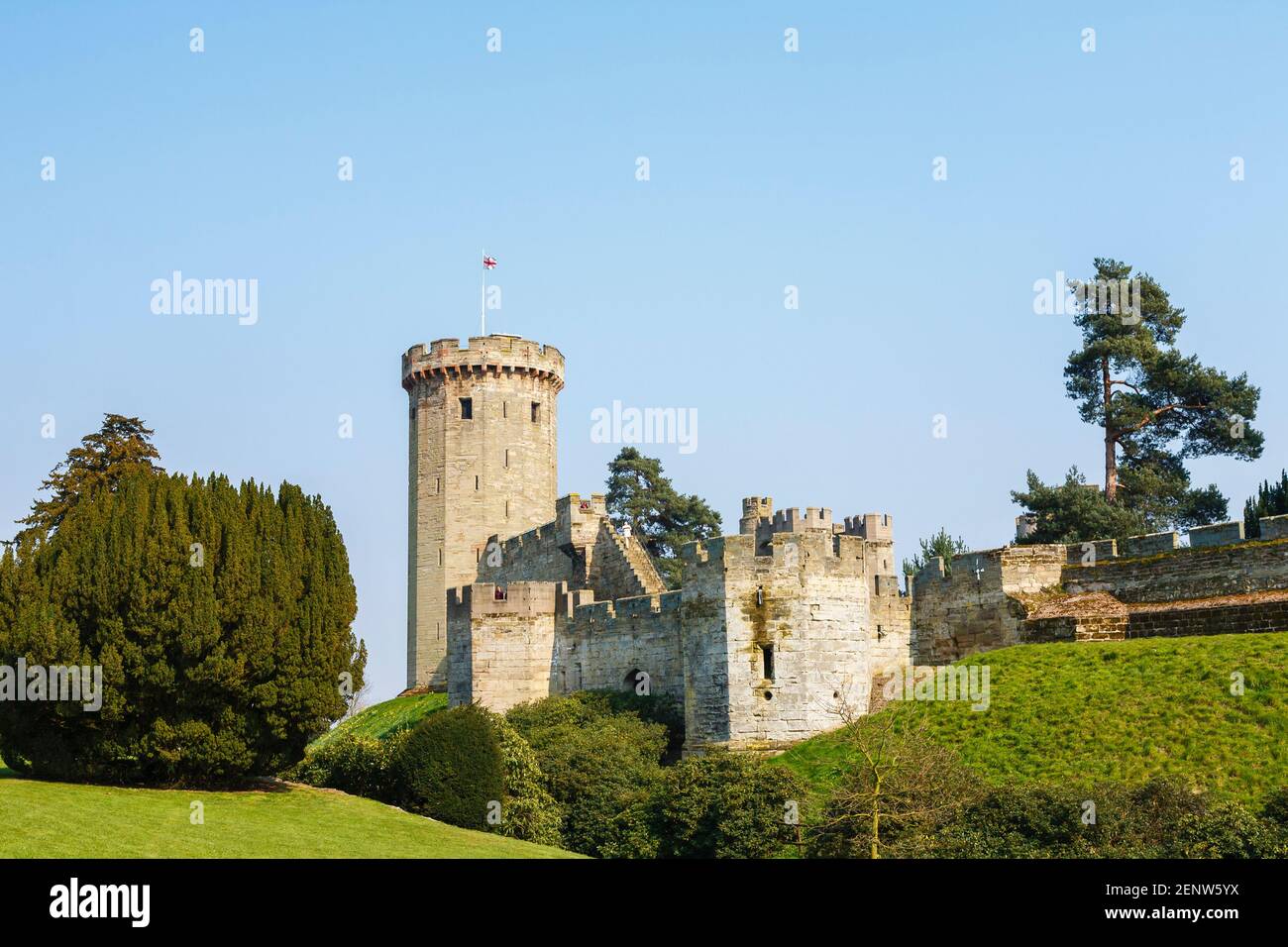 Blick auf Guy's Tower, Teil der Mauern von Warwick Castle, eine Festung aus dem 12th. Jahrhundert und eine mittelalterliche Burg Stockfoto