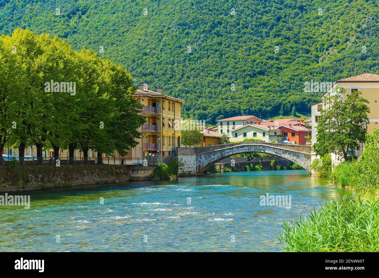 Blick auf Wohnhäuser auf dem Fluss Chiese im Dorf und Gemeinde Vobarno Provinz Brescia, Lombardei, Italien, Stockfoto