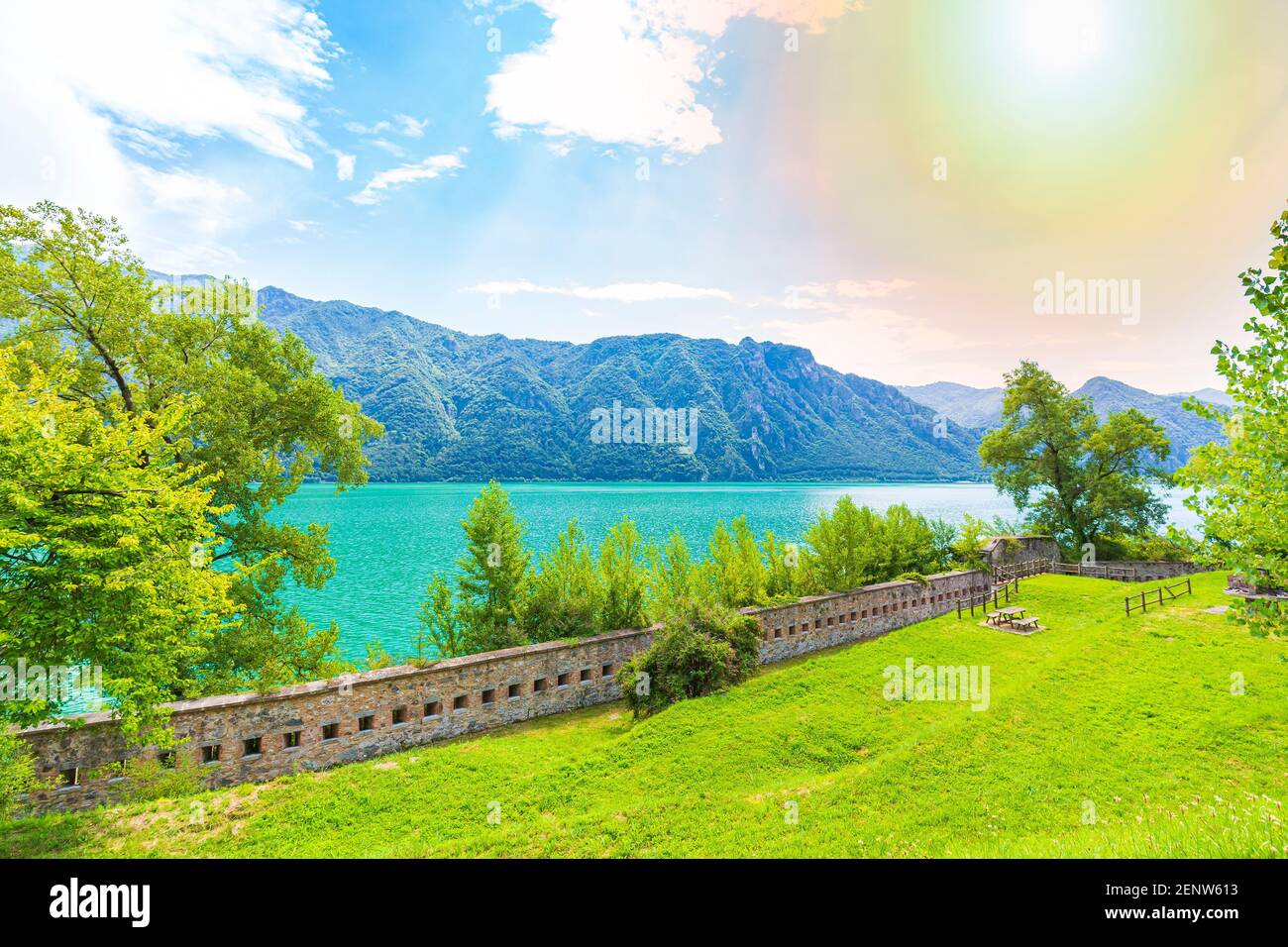 Sightseeing in der schönen Landschaft von Idrosee Rocca d'Anfo Italien, Ruinen einer alten Bunker. Bewölkten Sommertag, bunte Szene. Stockfoto