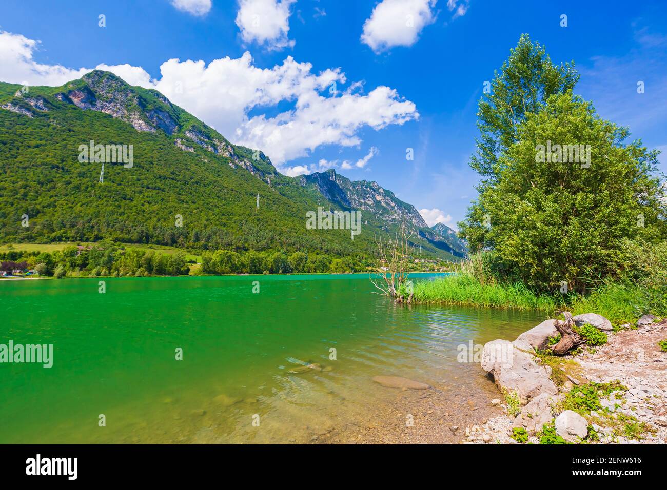 Der Idrosee Italien. Natur Landschaft für Abenteuer, Wandern und Freizeit Tourismus. Blaues Wasser und Himmel, Sommer. Stockfoto