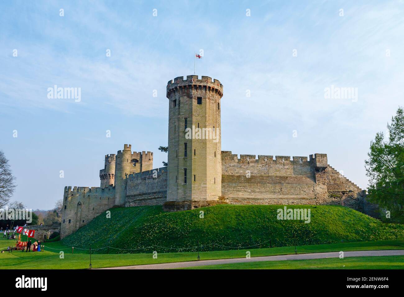 Blick auf Guy's Tower, Teil der Mauern von Warwick Castle, eine Festung aus dem 12th. Jahrhundert und eine mittelalterliche Burg Stockfoto