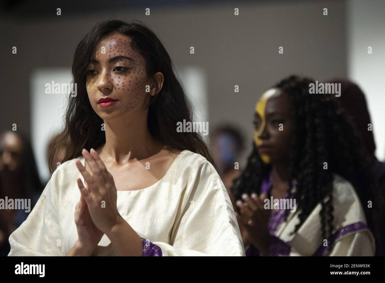 Models mit gemalten Gesichtern für ethnische Revivals (Marc Bell) während der Veranstaltung. Die vierte Ausgabe der Afro Fashion Week, organisiert von Michelle Francine Ngonmo (Präsidentin, ursprünglich aus Kamerun) und Ruth Akutu MacCarthy (Vizepräsidentin, ursprünglich aus Ghana). Die Veranstaltung fördert und verbreitet Werke afrikanischer Designer und von Afrika inspirierter Designer. (Foto von Valeria Ferraro / SOPA Images/Sipa USA) Stockfoto