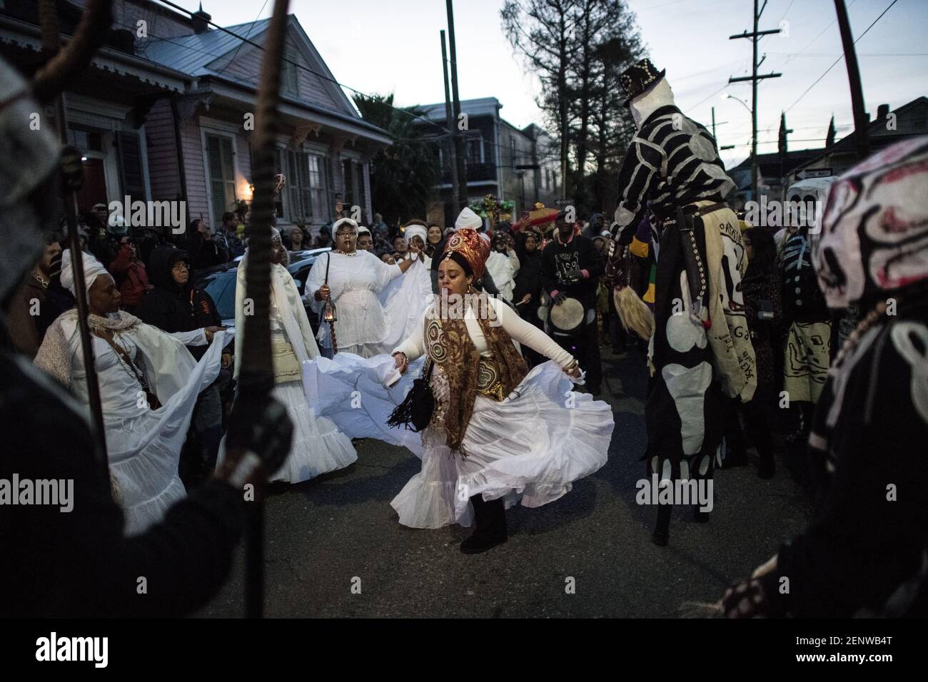 Die Schädel- und Knochenbande mit den Mystic Seven Sisters in den Straßen des New Orleans Mardi Gras Morgen bei Sonnenaufgang. Stockfoto