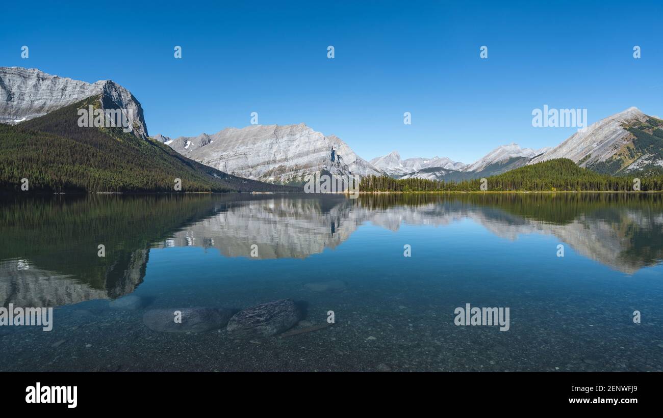 Upper Kananaskis Lake im Sommer, Kananaskis Country, Alberta, Kanada. Stockfoto